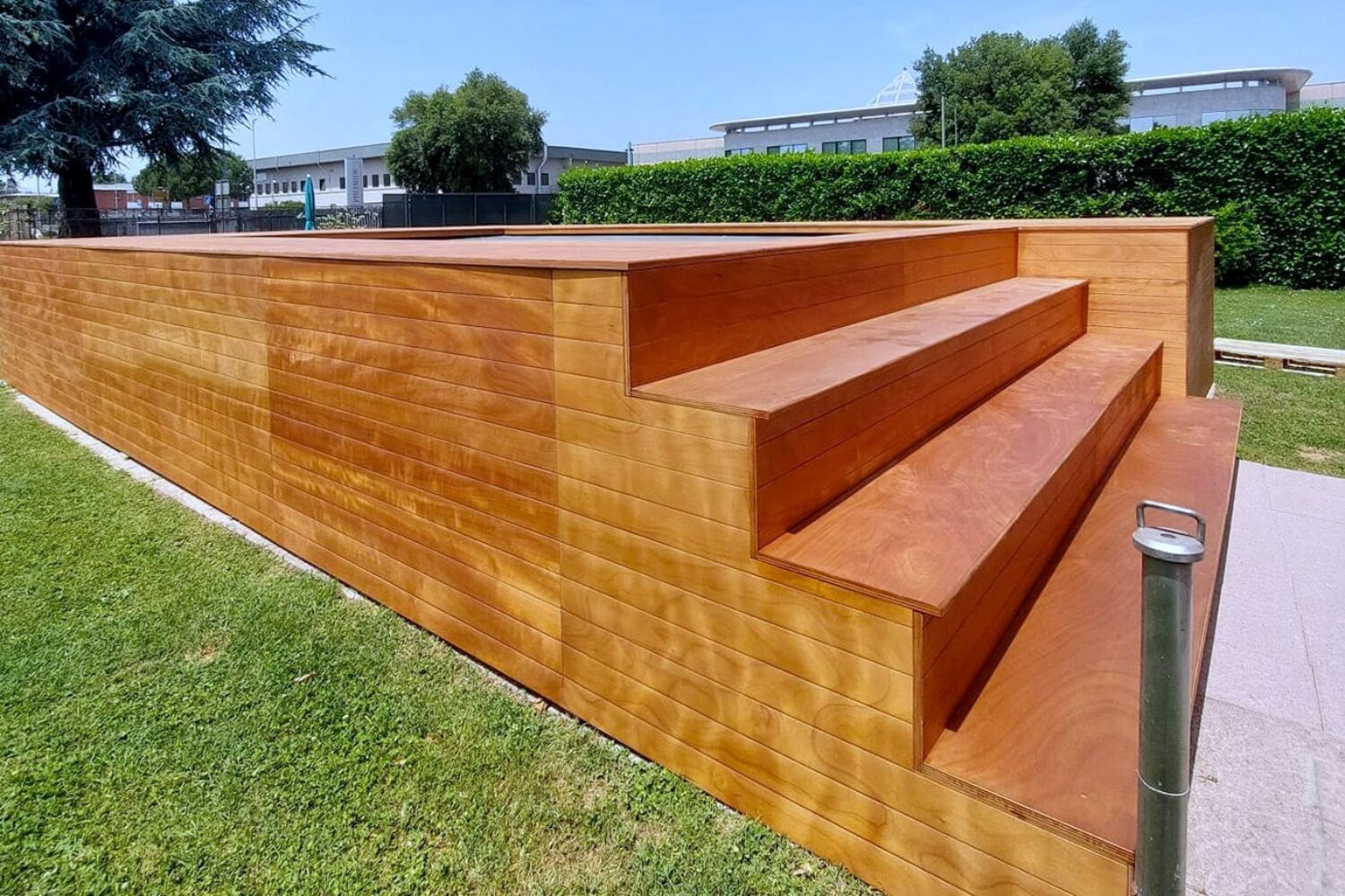 Rivestimento piscina in Okume