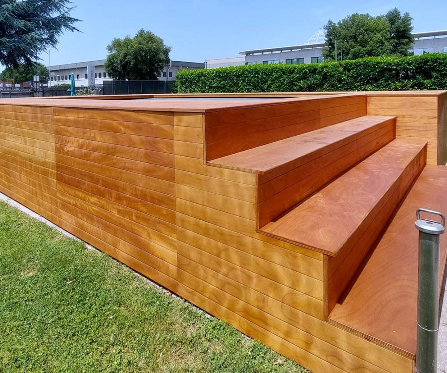 Rivestimento piscina in Okume